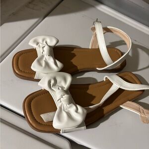 Elegant White Sandals with Bow Detail
